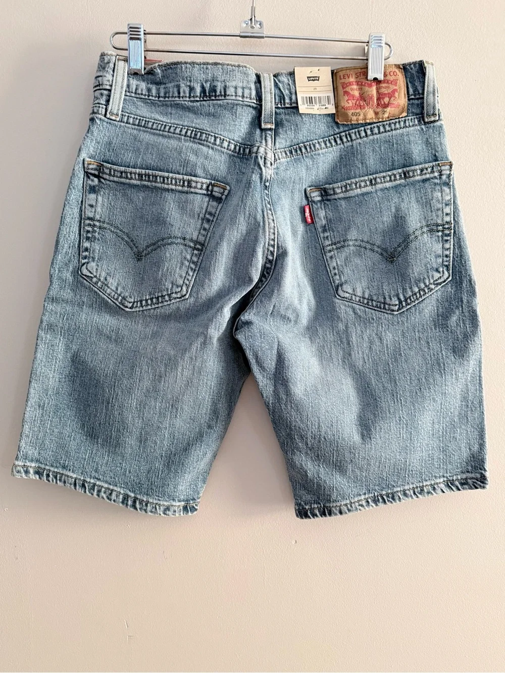 LEVI’S || 405 Light Wash Blue Denim Standard Shorts. Sz. 29